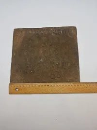 Bronze relief med romerske bordel mønter