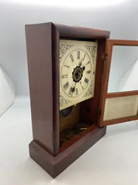 Original amerikansk ur, ca 1880 med alarmfunktion. Uret går, men om det går stabilt kan ikke garanteres - skal afhentes i Vordingborg