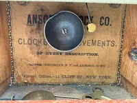 Original amerikansk ur, ca 1880 med alarmfunktion. Uret går, men om det går stabilt kan ikke garanteres - skal afhentes i Vordingborg
