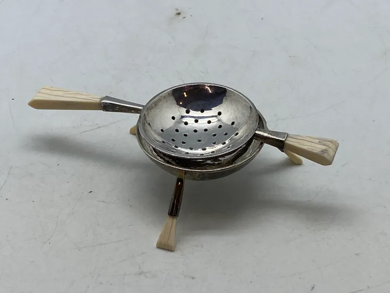 Original te si af 830 sølv, greb af ben - vægt 75,5 gram