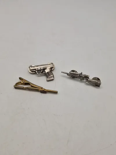 Slipsenåle ,  våben og ammunition