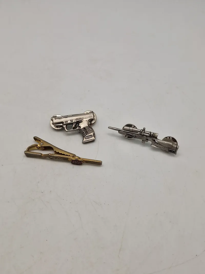 Slipsenåle ,  våben og ammunition
