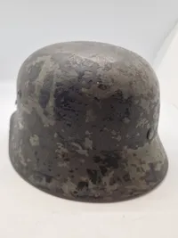 Original tysk M/36 hjelm med rest af decal og æblegrøn farve