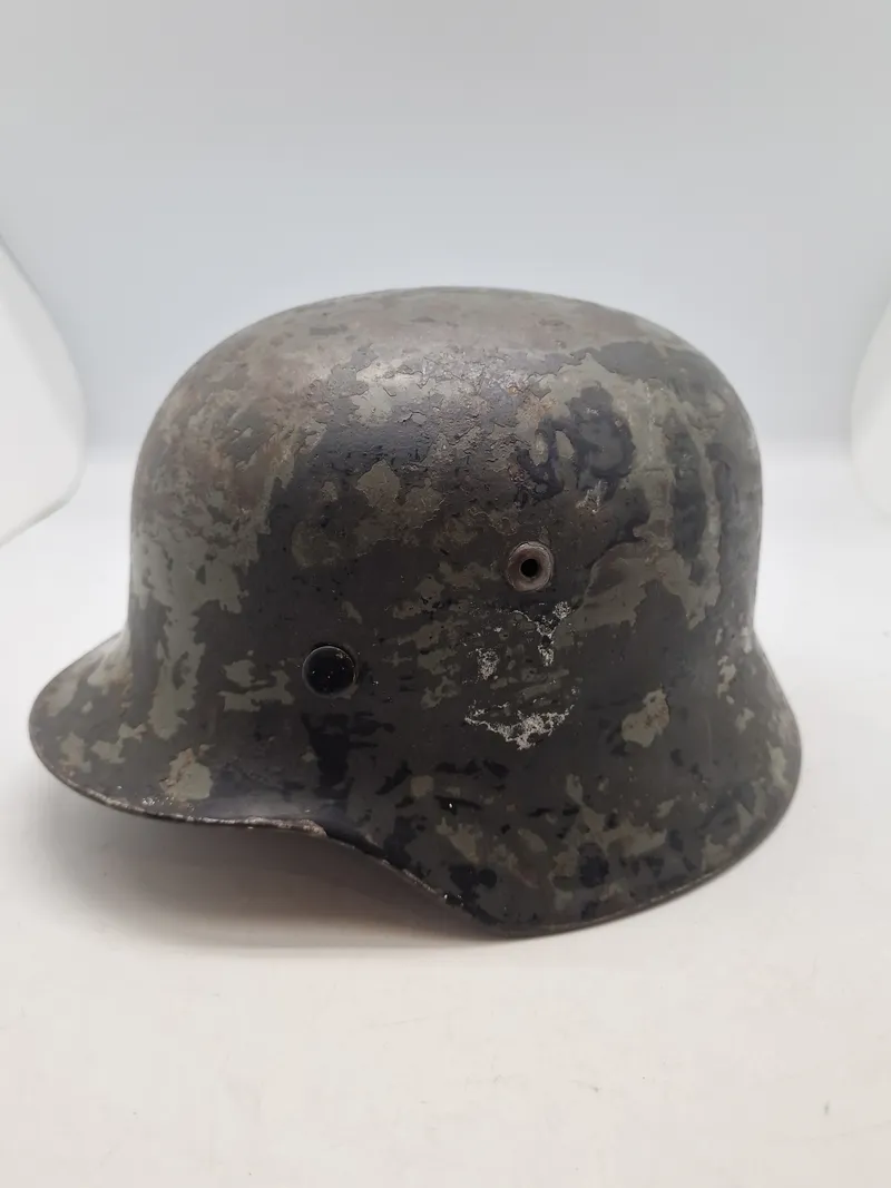 Original tysk M/36 hjelm med rest af decal og æblegrøn farve