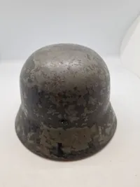Original tysk M/36 hjelm med rest af decal og æblegrøn farve