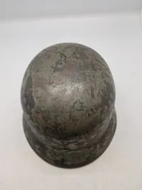 Original tysk M/36 hjelm med rest af decal og æblegrøn farve