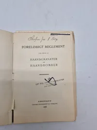 Originalt hæfte omhandlende håndgranater og håndbomber