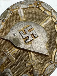Verwundetenabzeichen in Gold, Hst. 107 Firma Carl Wild, Hamburg.
