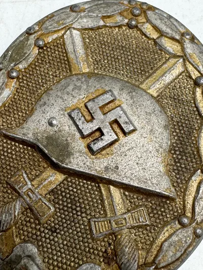 Verwundetenabzeichen in Gold, Hst. 107 Firma Carl Wild, Hamburg.