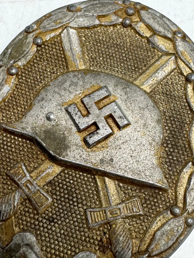 Verwundetenabzeichen in Gold, Hst. 107 Firma Carl Wild, Hamburg.