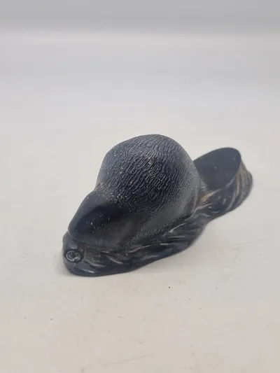 Canadisk Inuit fedtstensfigur signeret og dateret 1972