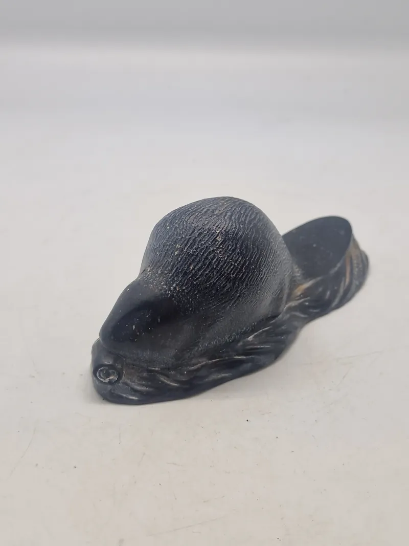 Canadisk Inuit fedtstensfigur signeret og dateret 1972
