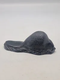 Canadisk Inuit fedtstensfigur signeret og dateret 1972