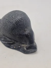 Canadisk Inuit fedtstensfigur signeret og dateret 1972