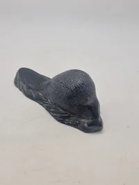 Canadisk Inuit fedtstensfigur signeret og dateret 1972