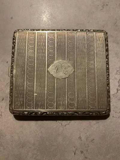 Cigaretetui med ejerinitialer fra 1920’erne
