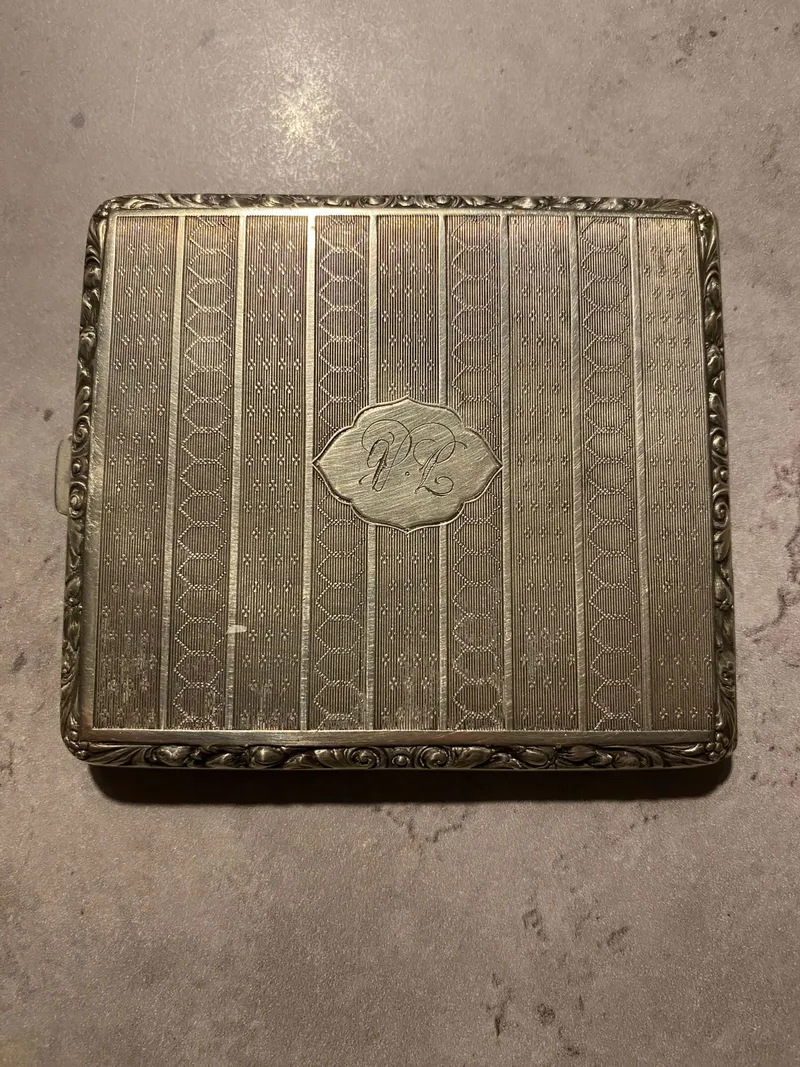 Cigaretetui med ejerinitialer fra 1920’erne