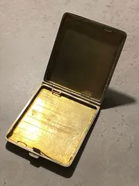 Cigaretetui med ejerinitialer fra 1920’erne