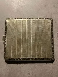 Cigaretetui med ejerinitialer fra 1920’erne