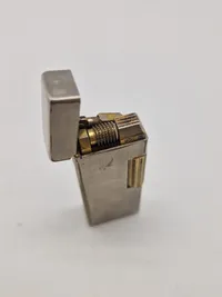 Ældre lighter stemplet RJR