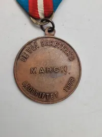 Originale frihedsmarch medaljer (bemærk båndet er i modstandsbevægelsens farver)