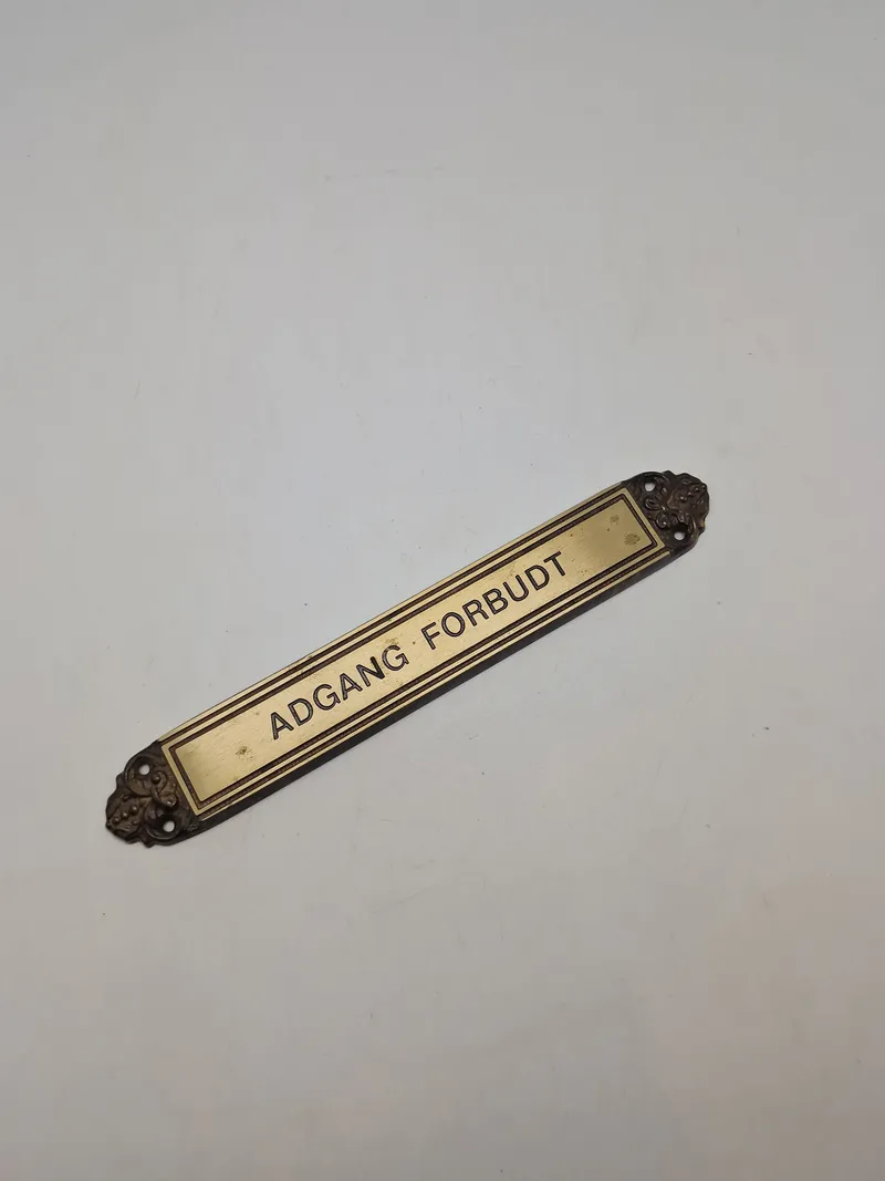 Messingskilt “Adgang Forbudt”