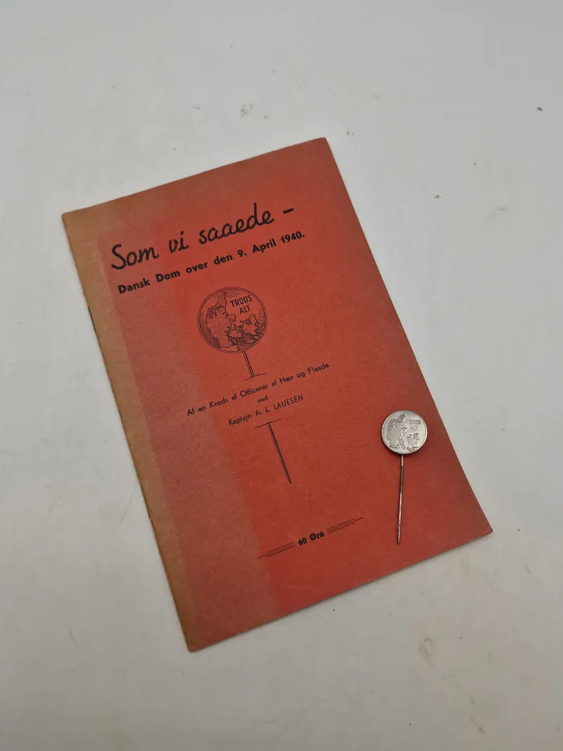 Original “Trods alt” nål og hæfte udstedt af officersforening ifbm ww2