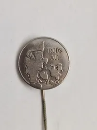 Original “Trods alt” nål og hæfte udstedt af officersforening ifbm ww2