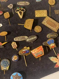 Stor samling pins og nåle