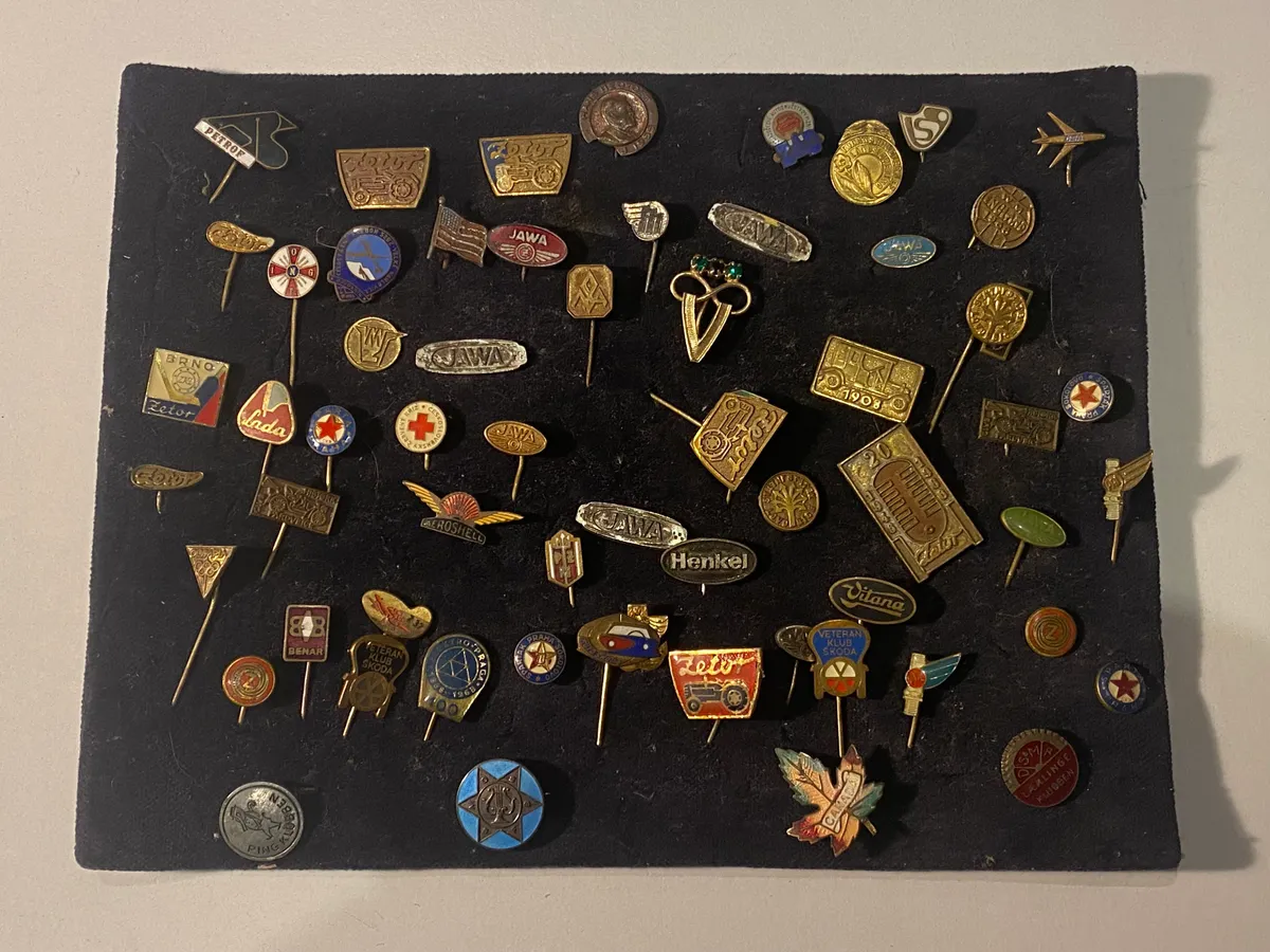 Stor samling pins og nåle
