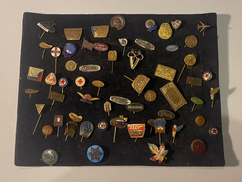 Stor samling pins og nåle