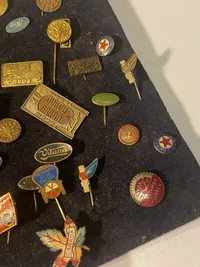 Stor samling pins og nåle