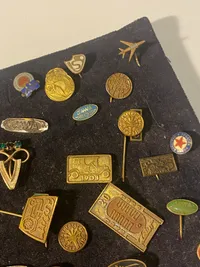 Stor samling pins og nåle