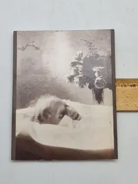 Sjældent originalt billede af afdød (barn) - slut 1800 tallet. Dagurreotypi blev opfundet i 1839 og blev hurtigt en populær, men bizar måde at mindes sin kære på. Ses ikke tit til salg
