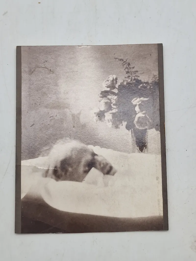 Sjældent originalt billede af afdød (barn) - slut 1800 tallet. Dagurreotypi blev opfundet i 1839 og blev hurtigt en populær, men bizar måde at mindes sin kære på. Ses ikke tit til salg