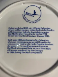 Plakette med motiv fra Kaj Munks grav - med historie om Gestapo nedskydningen af ham i 1944