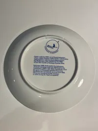Plakette med motiv fra Kaj Munks grav - med historie om Gestapo nedskydningen af ham i 1944