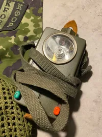 Lot diverse dansk militaria - hjelmnet, feltlygte mm.