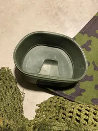 Lot diverse dansk militaria - hjelmnet, feltlygte mm.