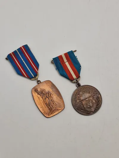 Originale frihedsmarch medaljer (bemærk båndet er i modstandsbevægelsens farver)