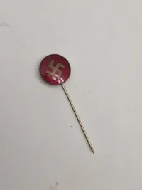 Ekstremt sjældent originalt dansk partinål fra Ejnar Vaabens først oprettede nazistparti (NSP) National Socialistisk Parti - pin original, men har været knækket af og efterfølgende limet på igen