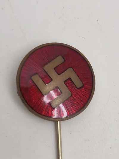 Ekstremt sjældent originalt dansk partinål fra Ejnar Vaabens først oprettede nazistparti (NSP) National Socialistisk Parti - pin original, men har været knækket af og efterfølgende limet på igen