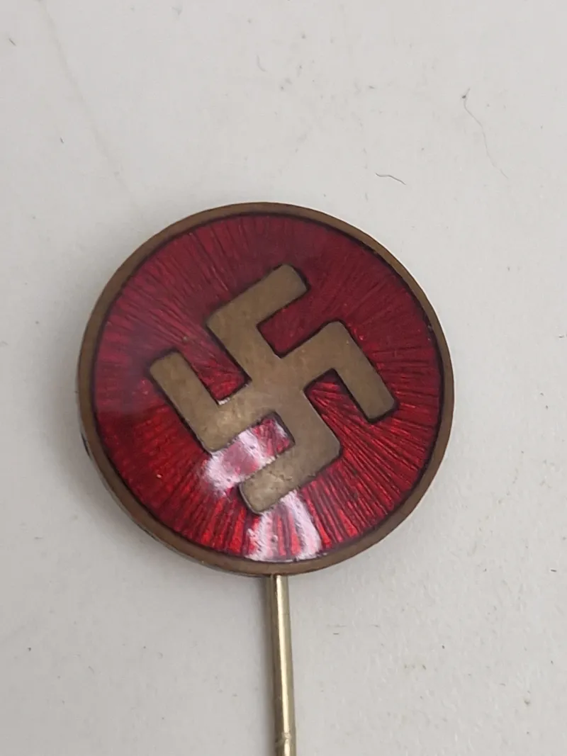 Ekstremt sjældent originalt dansk partinål fra Ejnar Vaabens først oprettede nazistparti (NSP) National Socialistisk Parti - pin original, men har været knækket af og efterfølgende limet på igen