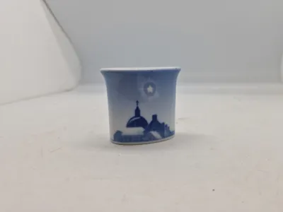 Bæger / Vase med julestjerne og kirke, Royal Copenhagen nr. 194
