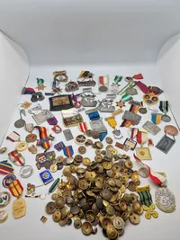 Stor samling mærker, medaljer mm.