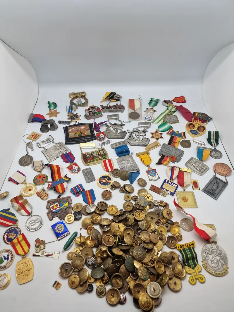 Stor samling mærker, medaljer mm.