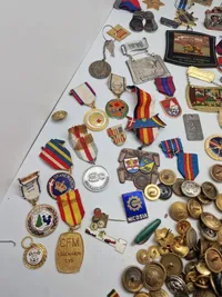 Stor samling mærker, medaljer mm.