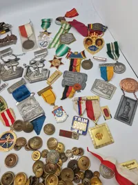 Stor samling mærker, medaljer mm.