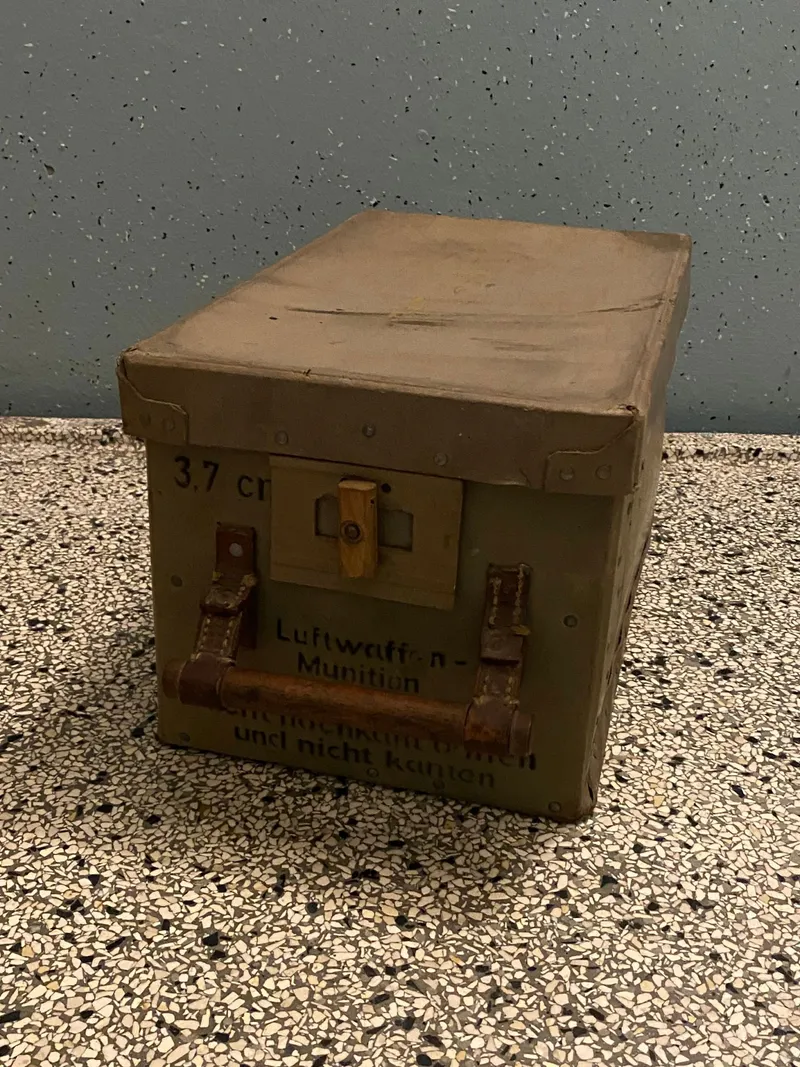 Sjælden originalt senkrigs ammunitionskasse til 3,7 cm ammunition - lavet i presset pap. Fundet på flyvestation Værløse efter krigen