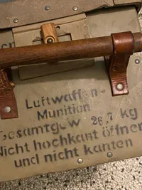 Sjælden originalt senkrigs ammunitionskasse til 3,7 cm ammunition - lavet i presset pap. Fundet på flyvestation Værløse efter krigen
